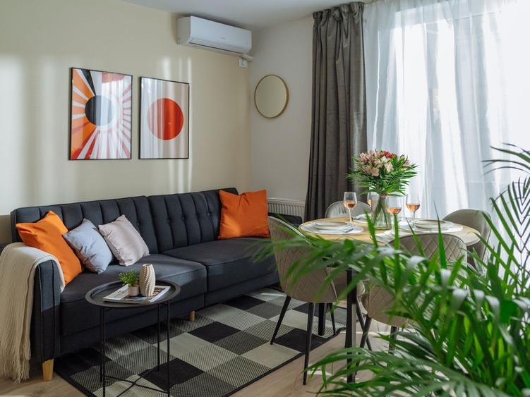 Apartament cu 3 camere semidecomandat, mobilat în
