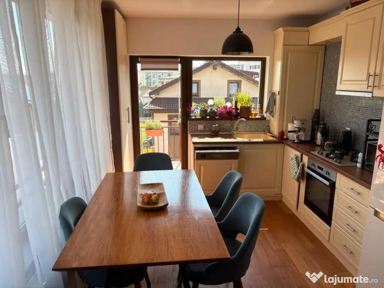 Apartament cu 3 camere decomandat în Est