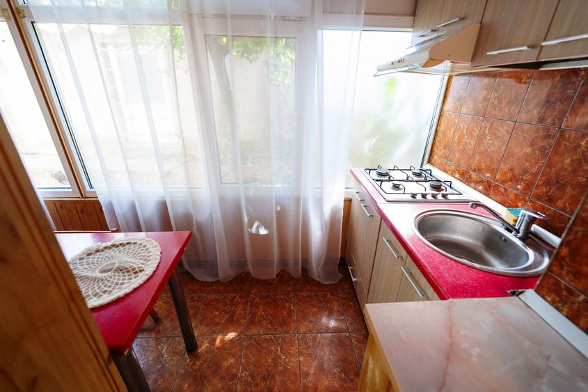 Apartament cu 2 camere semidecomandat, mobilat în Calea București