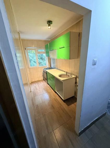 Apartament cu 3 camere semidecomandat în Rahova