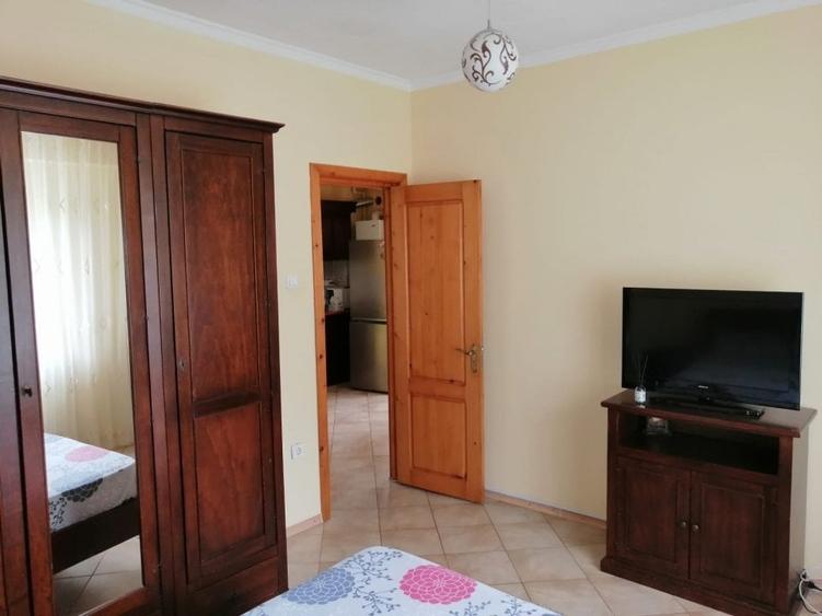 Apartament cu 3 camere decomandat, mobilat în Prundu