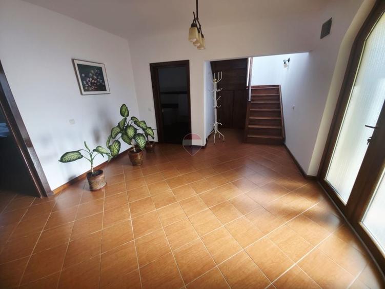 Casă individuală cu 5 camere cu Teren 1779 Mp în Izvoare (Dumbrava Roșie)