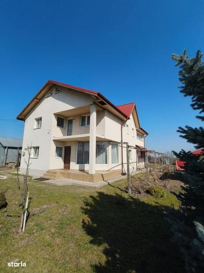 Casă cu 4 camere în Vâlcelele