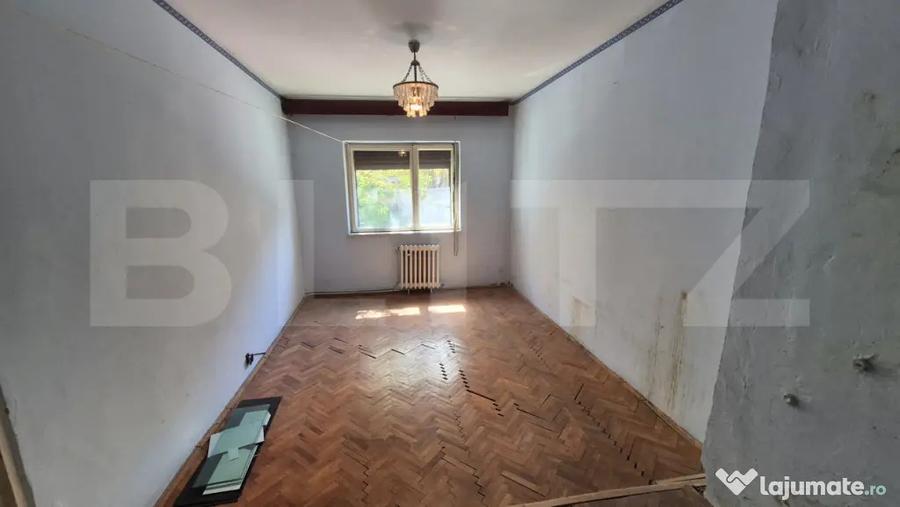 Apartament cu 4 camere semidecomandat în Micro 17