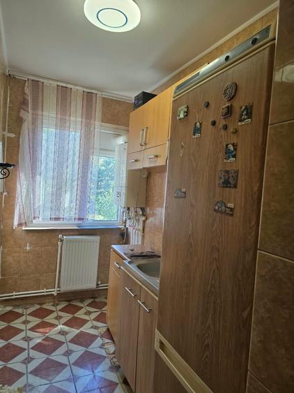 Apartament cu 3 camere semidecomandat în Km 4-5