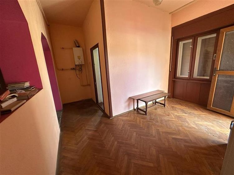 Casă individuală cu 6 camere cu Canalizare în Est