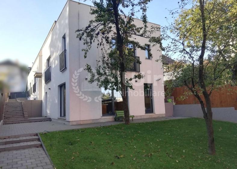 Casă individuală cu 14 camere cu Canalizare în Zorilor