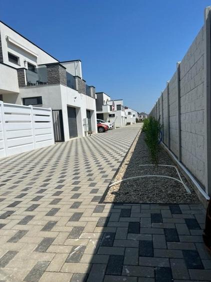 Casă individuală cu 5 camere cu Teren 320 Mp în Central