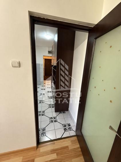 Garsonieră decomandată, mobilată în Girocului