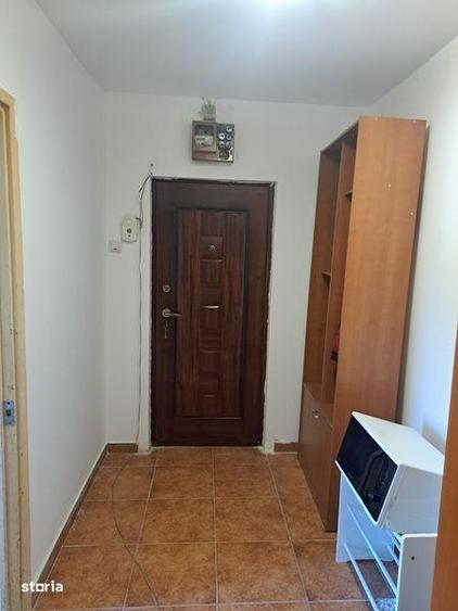 Apartament cu 3 camere semidecomandat în Rahova