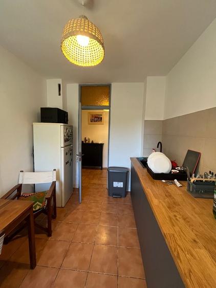Apartament cu 4 camere semidecomandat, mobilat în P-ța Victoriei