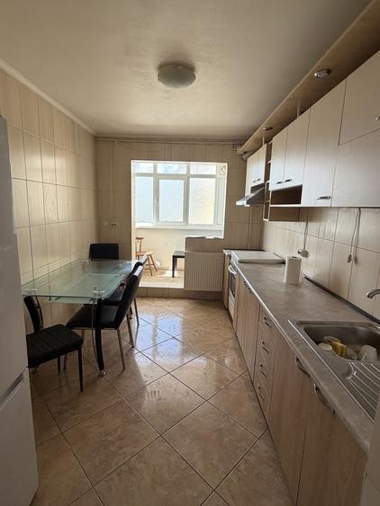 Apartament cu 4 camere decomandat în Lacul Tei