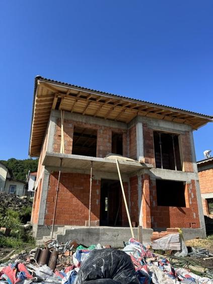 Casă individuală cu 5 camere cu Canalizare în Chinteni