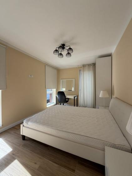 Apartament cu 3 camere semidecomandat, mobilat în Orașul Vechi