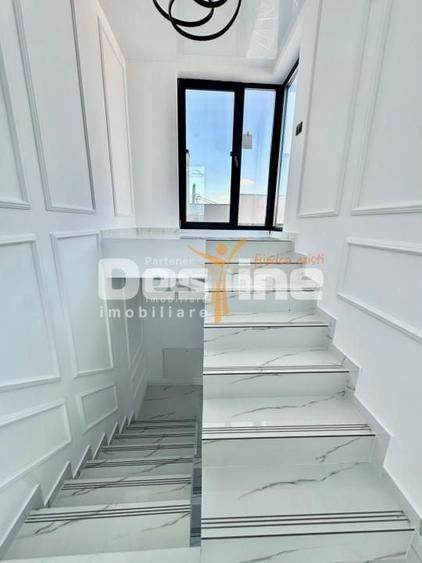 Duplex cu 4 camere cu Canalizare în Rediu
