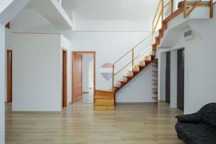 Penthouse cu 4 camere decomandat, mobilat în Nufărul