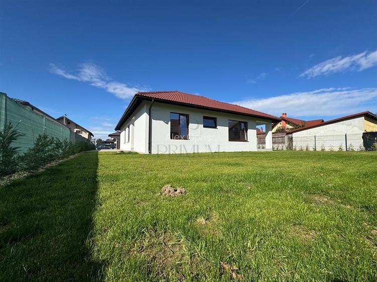 Jumatate de duplex pe parter, 3 dormitoare, curte uriasa de 383 mp, strada asfal