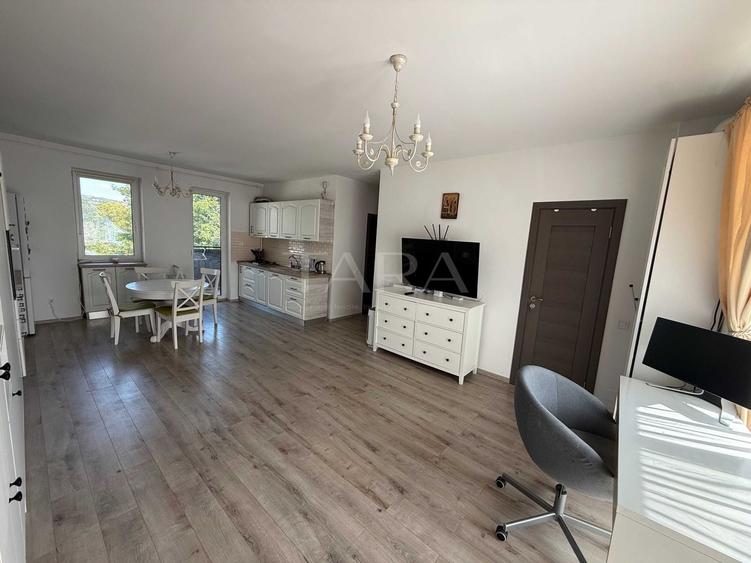 Apartament cu 3 camere semidecomandat, mobilat în Central