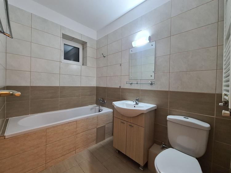 Apartament cu 3 camere decomandat în Titan