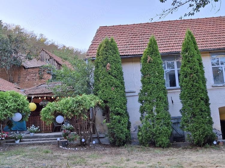 Casă cu 4 camere cu Teren 2360 Mp în Central