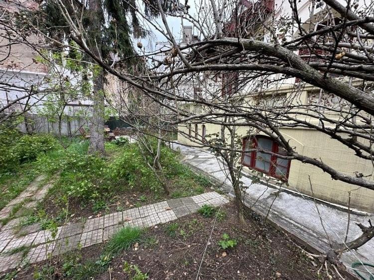 Casă cu 10 camere cu Teren 383 Mp în Cișmigiu
