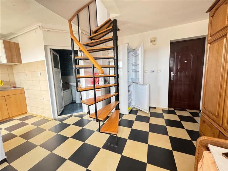 Apartament cu 3 camere semidecomandat, mobilat în Central