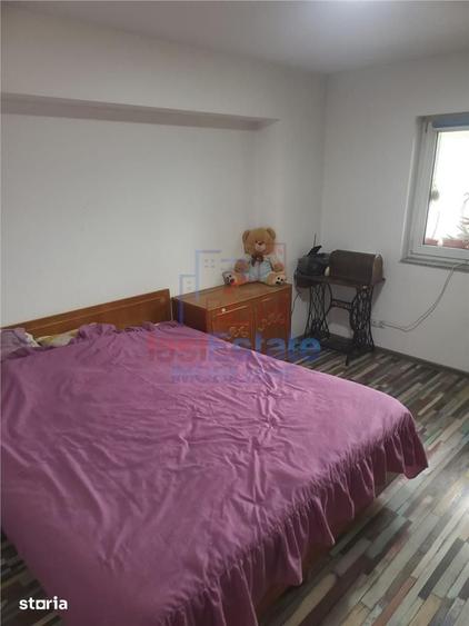 Apartament cu 4 camere decomandat în Nicolina