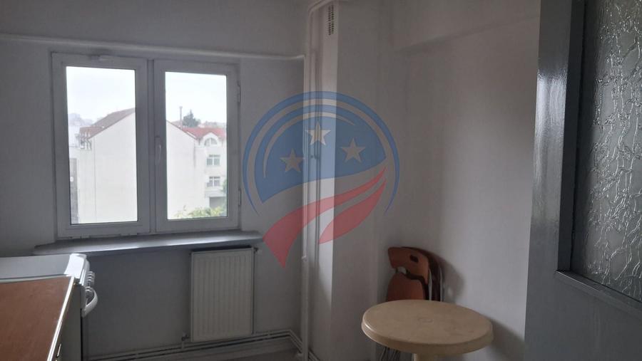 Apartament cu 4 camere decomandat în Central