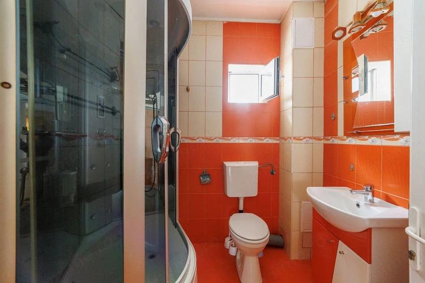 Casă cu 9 camere cu Teren 224 Mp în Găvana
