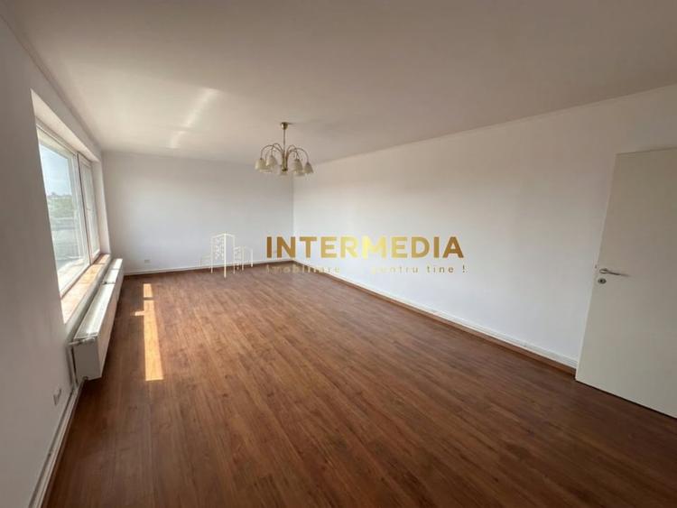 Casă individuală cu 7 camere cu Canalizare în Central