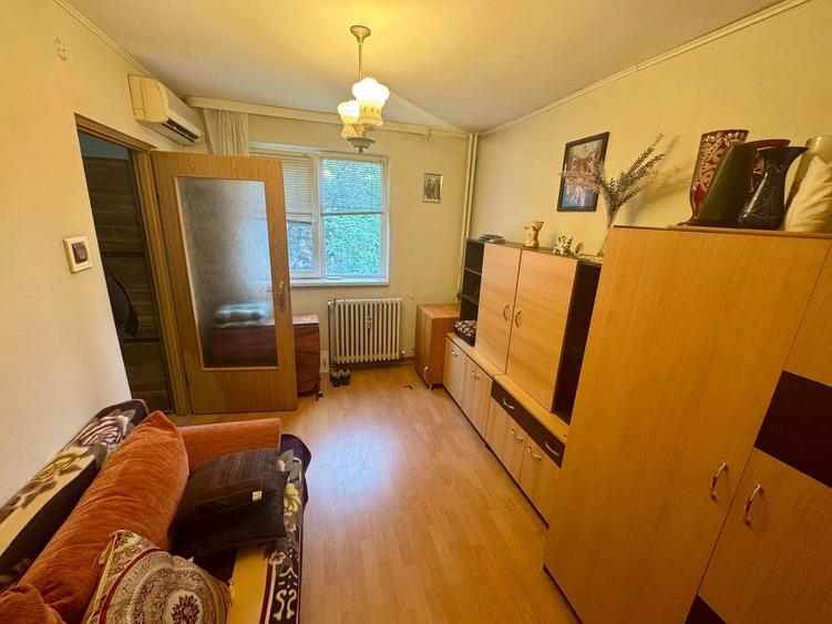 Apartament cu 3 camere semidecomandat în Podu Roș