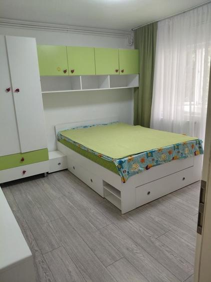 Apartament cu 3 camere decomandat în Exterior Vest