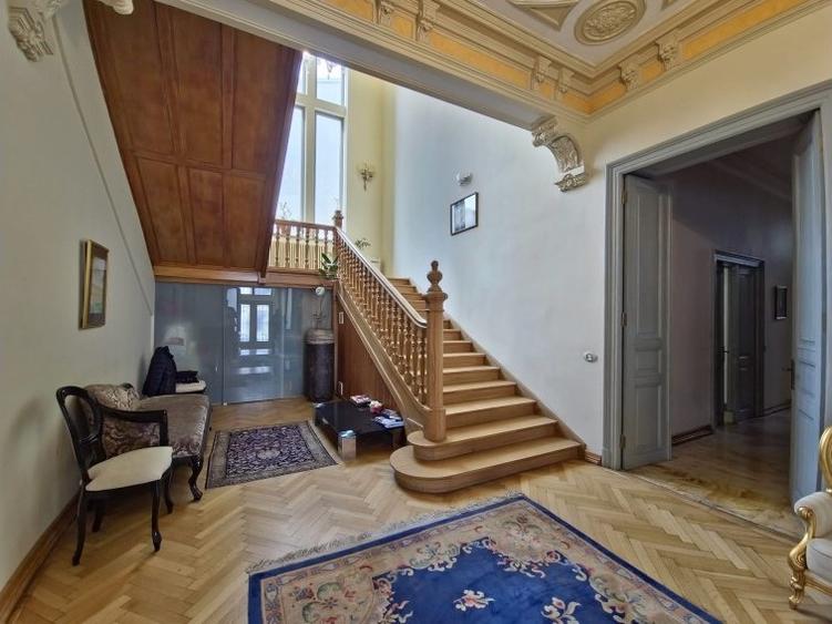 Casă cu 16 camere cu Teren 685 Mp în Rosetti