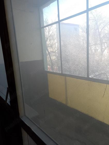 Apartament cu 3 camere semidecomandat în Rahova