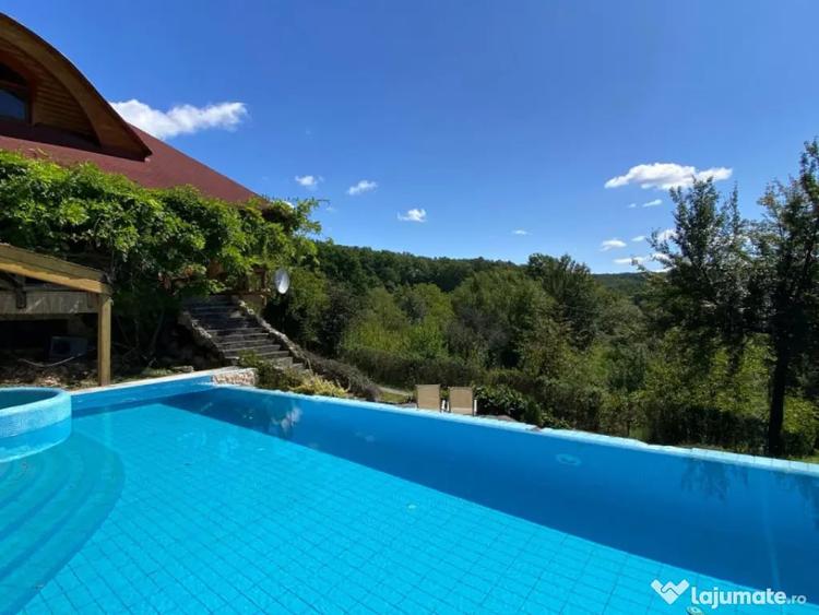 Casă cu 7 camere cu Teren 17000 Mp în Cărbunari