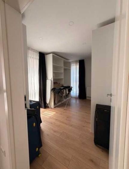 Apartament cu 3 camere semidecomandat în Crângași