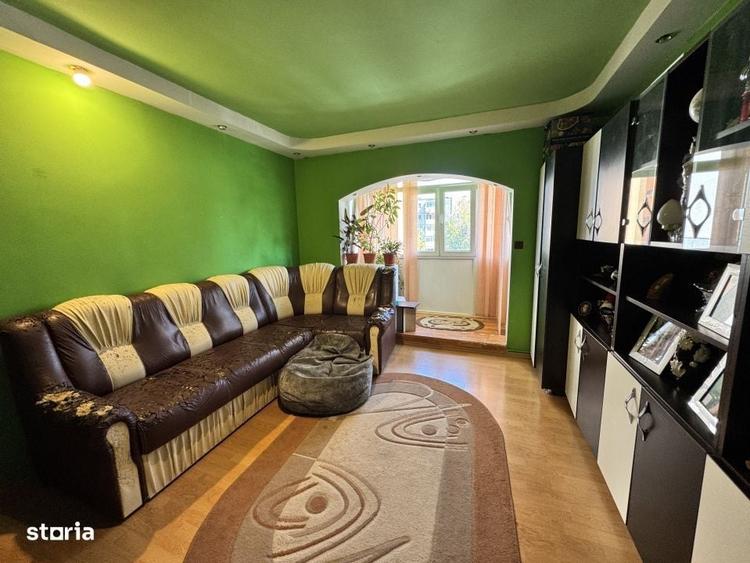 Apartament cu 3 camere semidecomandat în Craiovița Nouă