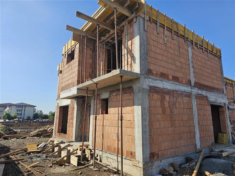 Casă individuală cu 4 camere cu Teren 355 Mp în Central
