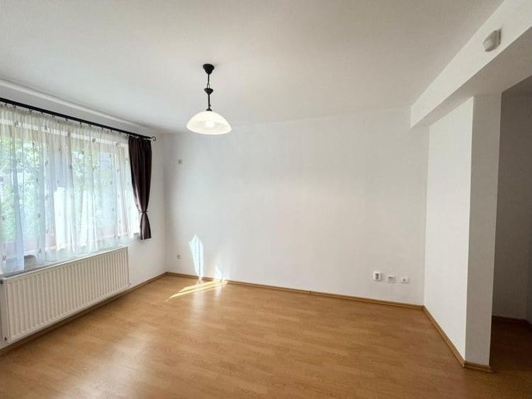 Casă cu 8 camere cu Teren 250 Mp în Tei
