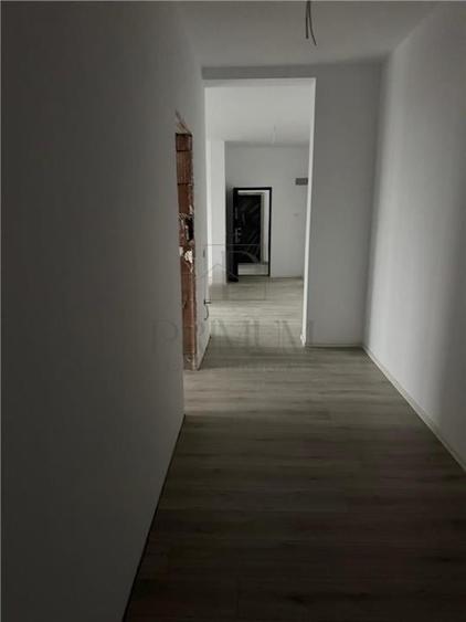 Apartament cu 3 camere decomandat în Plopi
