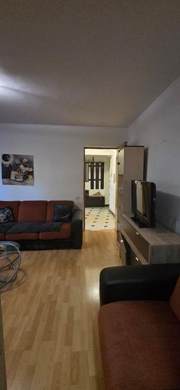 Apartament cu 3 camere semidecomandat în P-ța Reșița