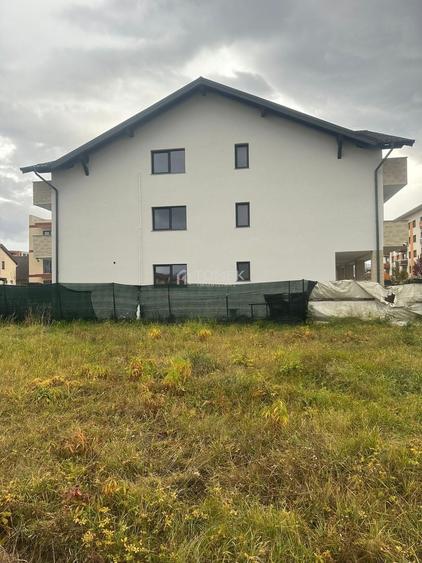 Apartament cu 3 camere nedecomandat în Tractorul