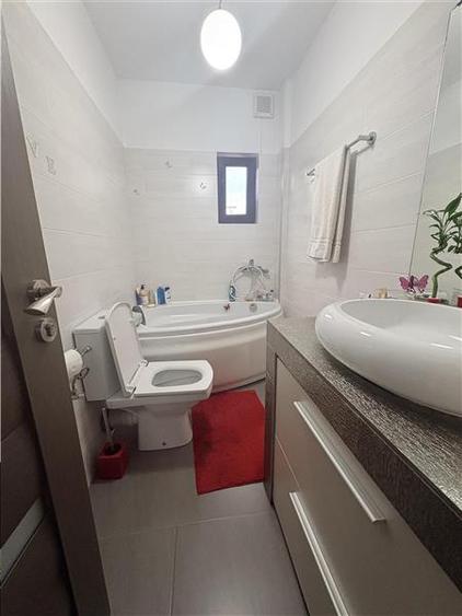 Apartament cu 3 camere decomandat, mobilat în Poarta 6
