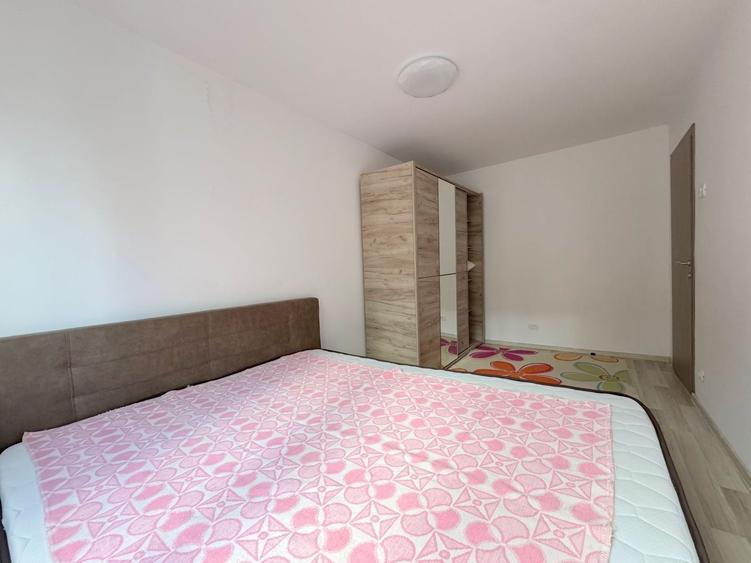 Apartament cu 3 camere semidecomandat, mobilat în Dacia