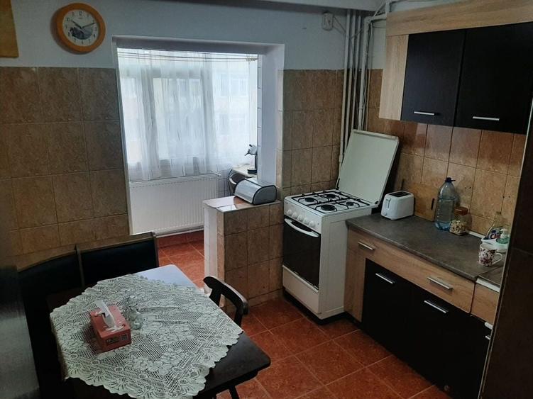 Apartament cu 3 camere decomandat în Eremia