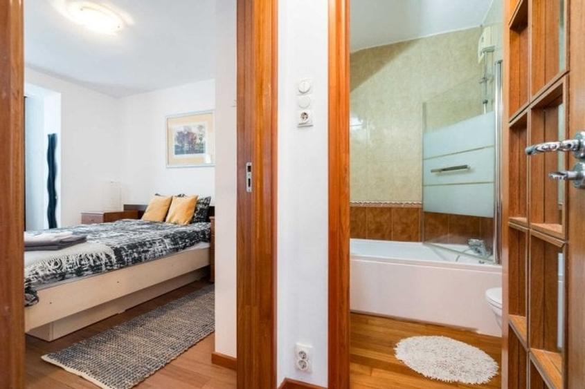 Apartament cu 2 camere decomandat, mobilat în Lipscani