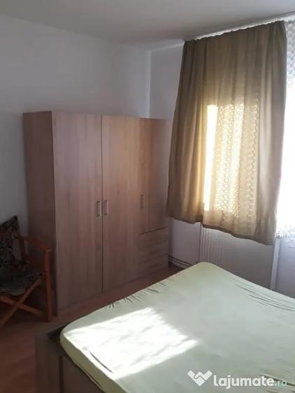 Apartament cu 3 camere decomandat în Tractorul