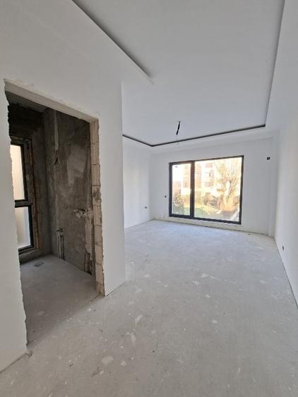 Duplex cu 4 camere cu Canalizare în Ostratu