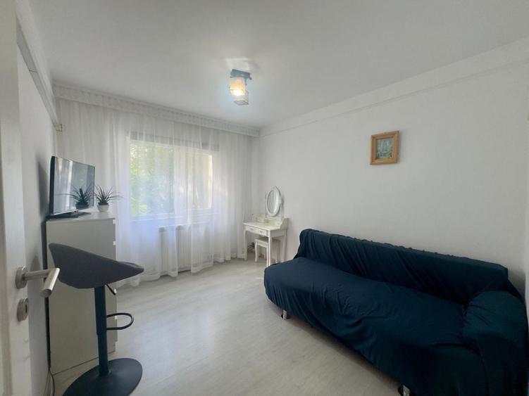 Apartament cu 3 camere decomandat în Nicolina