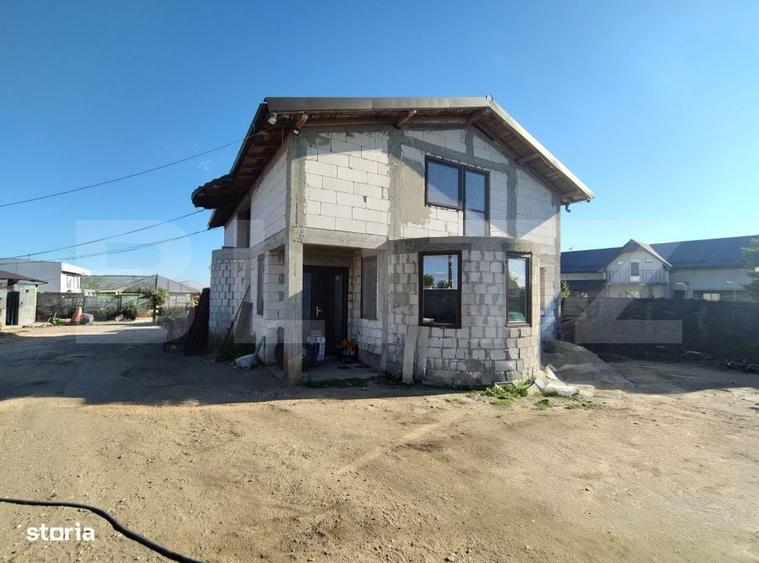 Casă cu 4 camere cu Teren 2016 Mp în Perișor